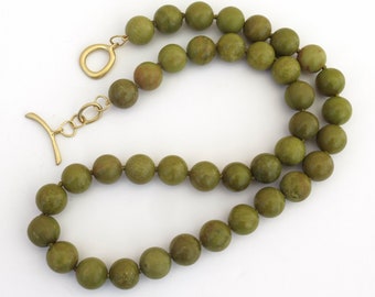 Colar com Opala Verde Oliva e Ouro 18K - Joia Fina Artesanal - Autêntica Qualidade Superior