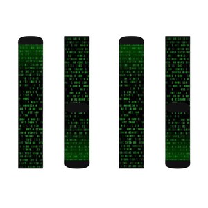 Puede incluir: Tres calcetines negros y verdes con un patr&oacute;n de c&oacute;digo binario verde.