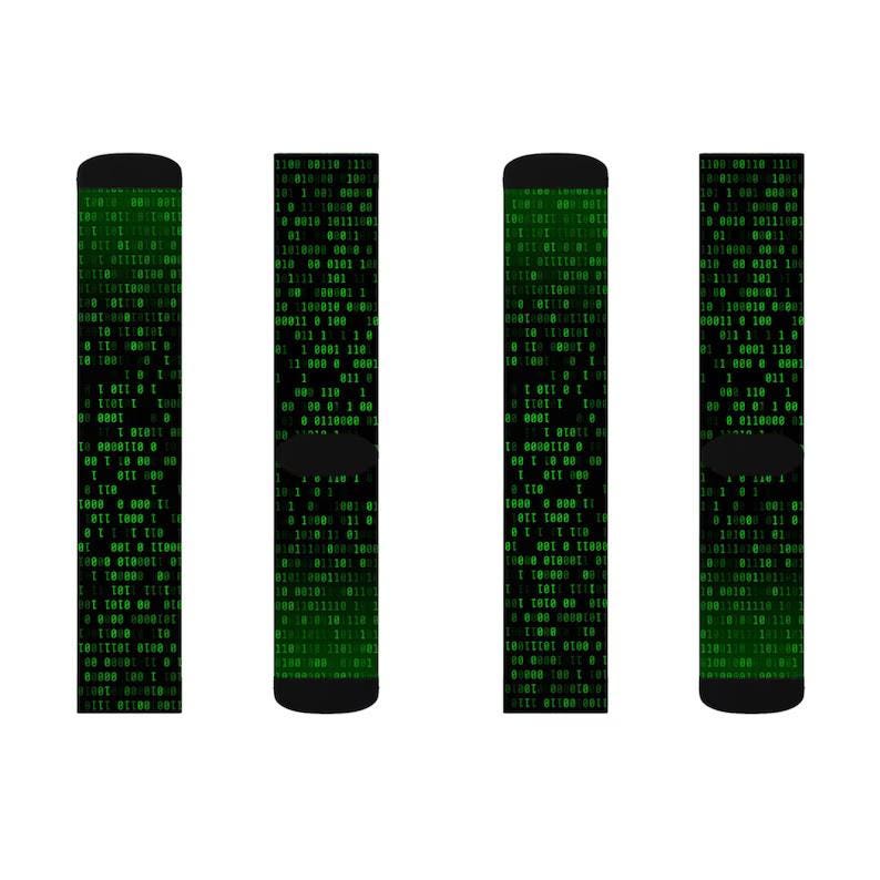 Puede incluir: Tres calcetines negros y verdes con un patr&oacute;n de c&oacute;digo binario verde.