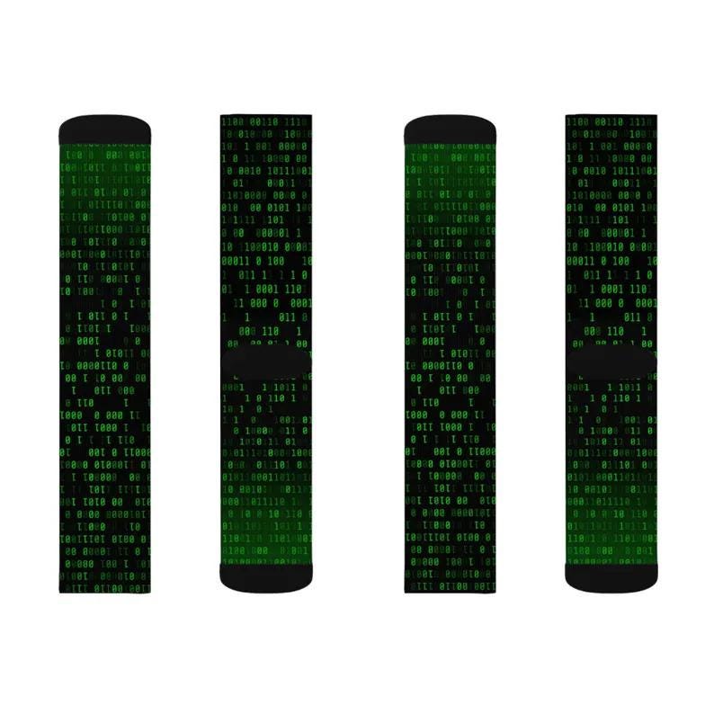 Puede incluir: Cuatro calcetines negros y verdes con un patr&oacute;n de c&oacute;digo binario verde.