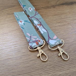 Handgemachtes Schlüsselband Salbeigrün mit Blumenmuster verschiedene Längen