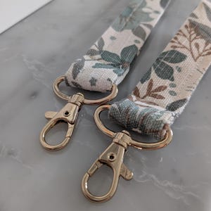 Handgemachtes Schlüsselband Naturfarben mit Blumenmuster verschiedene Längen