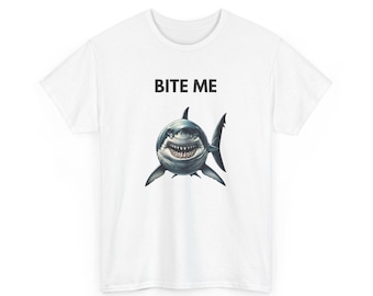 Camiseta Shark Bite Me - Camiseta con gráfico de animales divertidos, camiseta unisex de algodón con humor de Jaws, regalo sarcástico para amantes del océano, camiseta con mordedura de tiburón, playa