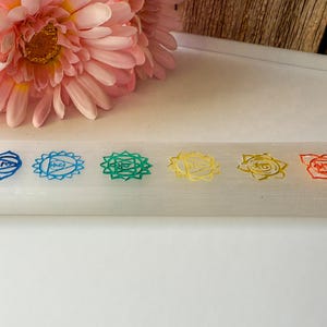 7 Chakras Selenite Wand | Selenite Charging Plate | Rainbow Colored Chakra Crystal | Meditation Altar -Spiritual Gift - Selenite