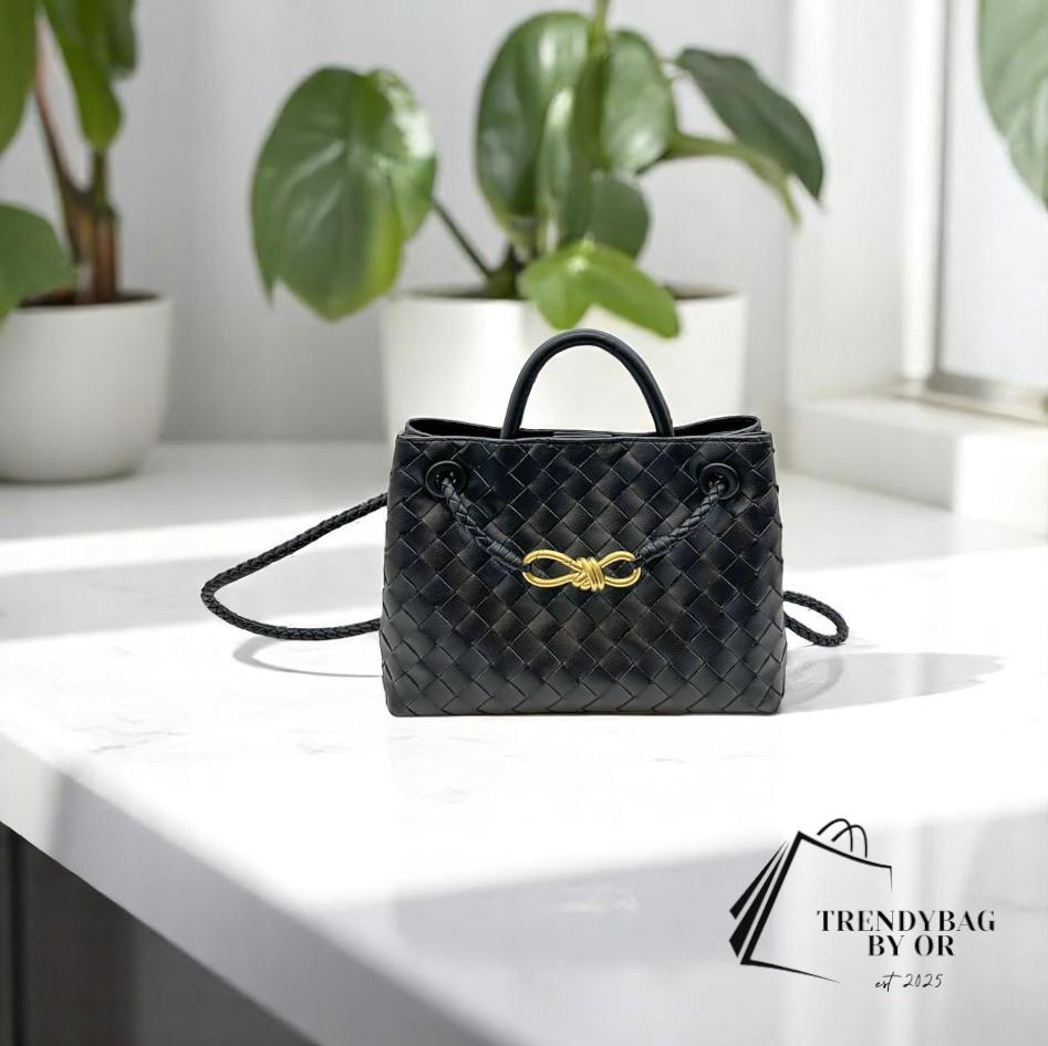 ショルダーバッグ Bottega Veneta Graphite Leather Medium Camera Crossbody Bag Bottega Veneta Mini Hop Intrecciato Leather Crossbody Bag