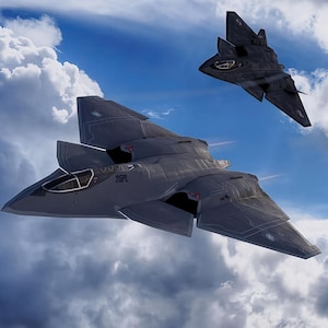 以下が含まれることがあります： 暗い灰色のステルス戦闘機が2機、雲の多い空を飛んでいます。 ジェット機は角張ったデザインで、さまざまな角度に配置されており、動きを暗示しています。 背景には青い空と白い雲が混ざっています。