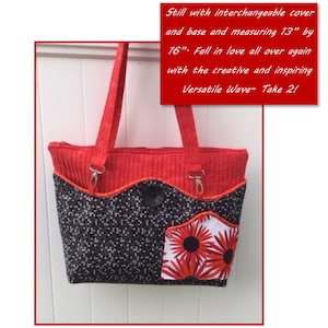 Op de afbeelding: Een rode en zwarte tote bag met een bloemenzakje. De tas is 13 inch bij 16 inch en heeft een ritssluiting. De tas is gemaakt van stof en heeft een gestikt ontwerp. De tas heet "Versatile Wave - Take 2!" en is een middelgroot naaipatroon.