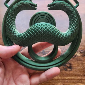 以下が含まれることがあります： 斑点のあるマット仕上げのセラミックマグカップ3個セット。マグカップはクリーム色、ライトグレー、ダークグレーの色合いです。各マグカップはシンプルでミニマリストなデザインで、丸みを帯びたハンドルが付いています。