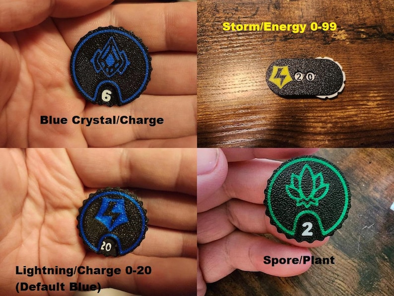 Pu&ograve; includere: Una collezione di quattro segnapunti di gioco circolari e uno oblungo, neri con superfici testurizzate. I segnapunti presentano icone e numeri colorati in blu, verde e giallo, incluse le etichette: Blue Crystal/Charge, Storm/Energy 0-99, Lightning/Charge 0-20 e Spore/Plant.