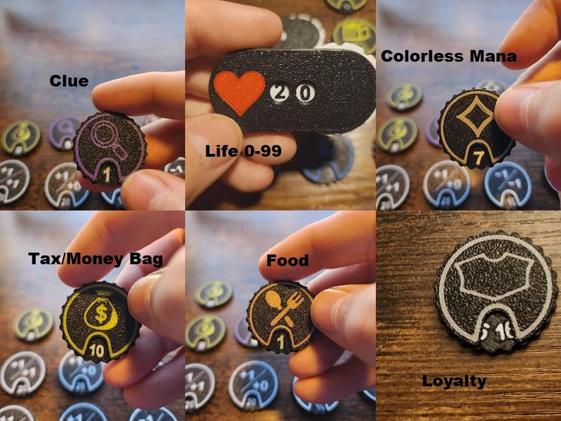 Pu&ograve; includere: Una collezione di gettoni da gioco neri circolari e rettangolari con varie icone e numeri. I gettoni mostrano simboli per Clue, Life 0-99, Colorless Mana, Tax/Money Bag, Food e Loyalty, con grafiche bianche e colorate su superfici testurizzate.