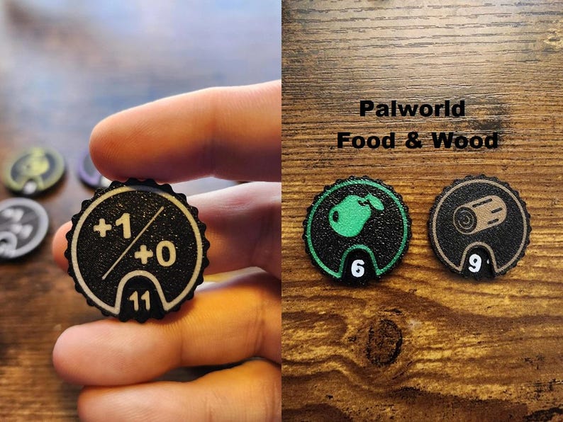 Pu&ograve; includere: Un set di gettoni da gioco circolari con bordi smerlati. Un gettone mostra +1/+0 e il numero 11. Un altro gettone presenta un'icona di mela verde e il numero 6. Un terzo gettone mostra un'icona di tronco di legno e il numero 9. Testo Palworld Food & Wood.