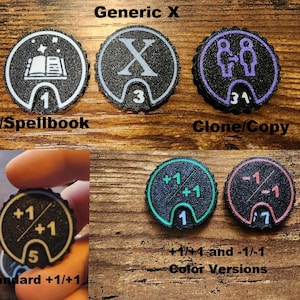 Pu&ograve; includere: Una collezione di gettoni da gioco circolari neri con bordi smerlati, caratterizzati da varie icone e numeri bianchi, viola, verdi e rossi. I gettoni mostrano simboli per sapere, grimori, cloni e modificatori numerici come +1/+1 e -1/-1.