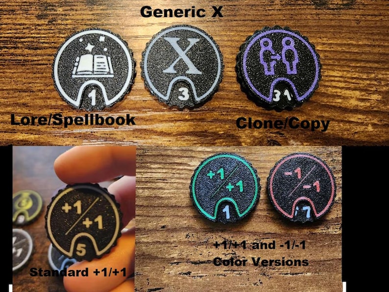 Pu&ograve; includere: Una collezione di gettoni da gioco circolari neri con bordi smerlati, caratterizzati da varie icone e numeri bianchi, viola, verdi e rossi. I gettoni mostrano simboli per sapere, grimori, cloni e modificatori numerici come +1/+1 e -1/-1.