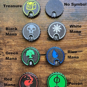 Pu&ograve; includere: Otto gettoni neri circolari con simboli e numeri colorati. I gettoni presentano icone per Tesoro, Vuoto, Mana Nero, Mana Bianco, Mana Verde, Mana Blu, Mana Rosso e Veleno. Ogni gettone ha una piccola tacca sul fondo che mostra un numero.