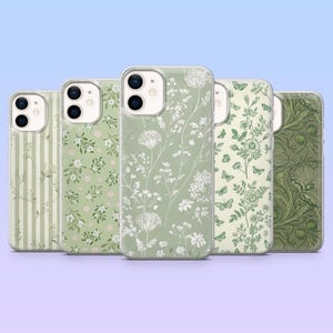 Puede incluir: Una colección de cinco fundas para teléfono con diseños florales y botánicos. Las fundas presentan varios patrones, incluyendo rayas verticales, pequeñas flores e ilustraciones botánicas detalladas en tonos verdes y blancos. Las fundas están diseñadas para un smartphone.