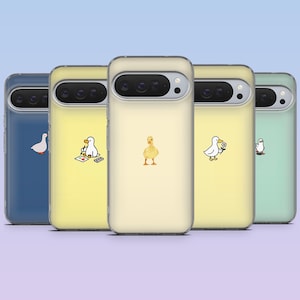 Könnte beinhalten: Fünf Handyhüllen in Pastellfarben: Blau, Gelb, Creme, Gelb und Mintgrün. Jede Hülle zeigt eine andere Cartoon-Enten-Illustration. Die Hüllen sind für ein bestimmtes Telefonmodell mit sichtbaren Kameraausschnitten.