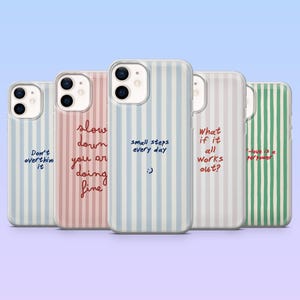 Pode incluir: Uma coleção de capas de telefone com padrões de listras verticais em várias cores pastel. Cada capa apresenta uma citação inspiradora diferente em estilo manuscrito, como "Pequenos passos todos os dias" e "O amor é um superpoder."