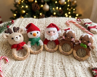 Personlig babyskallra med namn, virkad julskallra, graverad träringskallra, bebisens första julklapp, julklapp