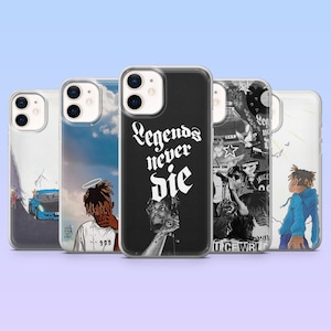 Op de afbeelding: Een verzameling transparante telefoonhoesjes met verschillende ontwerpen. Eén hoesje heeft de tekst "Legends never die" in het wit op een zwarte achtergrond. Andere hoesjes tonen illustraties van een auto, een persoon met een halo en een zingende persoon.