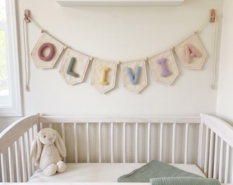 Gepersonaliseerde naambanner voor de babykamer, gebreide naamslinger met letters, naamvlaggetjes voor baby's, naambord op maat, kraamcadeau, decoratie voor de kinderkamer