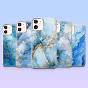 以下が含まれることがあります： 大理石模様のスマートフォンケース5個セット。ケースは、ゴールドの筋模様が入った様々なブルーの色合いです。透明で保護力のある素材で作られており、スマートフォンにフィットするように設計されています。