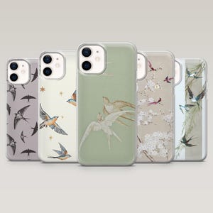 Può includere: Cinque custodie per telefono con disegni di uccelli. Le custodie presentano illustrazioni di rondini e altri uccelli in volo, con sfondi grigi, crema e verdi. Alcune custodie hanno accenti floreali e stellati.