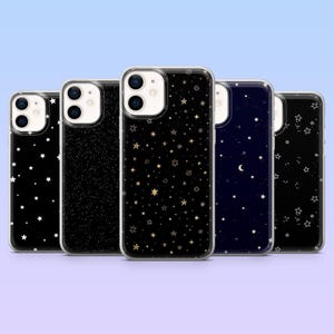 Puede incluir: Cinco fundas de teléfono con varios diseños celestiales. Las fundas presentan un fondo negro con estrellas blancas y doradas, y una funda azul marino con una luna creciente y estrellas. Las fundas tienen bordes transparentes.