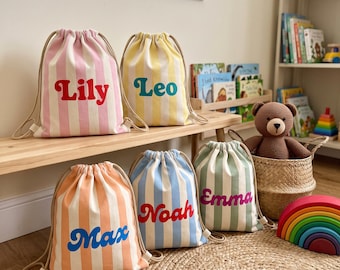Gepersonaliseerde kinderrugzak met trekkoord en naam, gestreepte peuterrugzak, gepersonaliseerde luiertas, tas voor reservekleding voor de crèche, babycadeau