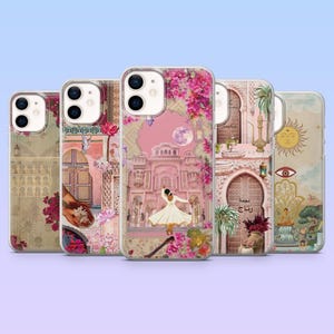 Può includere: Una collezione di cinque custodie per telefono con design unici. Le custodie presentano illustrazioni di scene architettoniche, composizioni floreali e una ballerina. La tavolozza dei colori include tonalità rosa, beige e verdi, con una custodia trasparente.