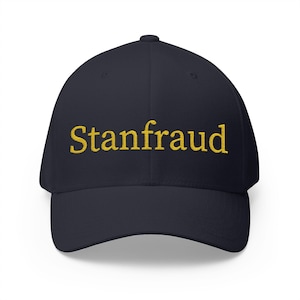 Peut inclure: Casquette de baseball bleu marine avec le mot "Stanfraud" brodé en fil d'or sur le devant. La casquette a une visière incurvée et une coupe structurée, adaptée au port décontracté.