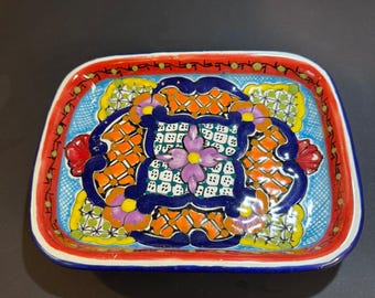 Talavera tray, exquisitely handpainted. Signed. 7”. Puebla, México