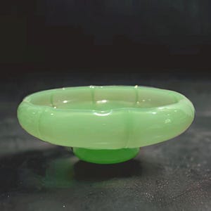 Fenton Jadeite dekorative Standfuß-Konsolenschale mit abgerundeten Kanten. Durchmesser 24 cm.