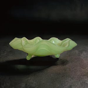 Fenton Jadeit Schale mit breitem Rand und gezacktem Rand.