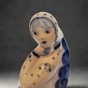 Vintage GZHEL Russian porcelain doll figurine. 8.25”