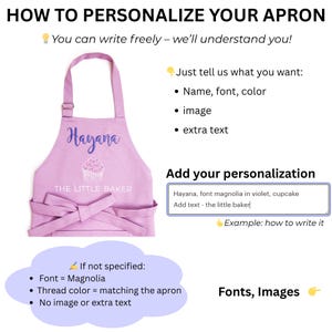 Pu&ograve; includere: Un grembiule lilla con il nome "Hayana" in corsivo viola, una grafica di cupcake e il testo "THE LITTLE BAKER". L'immagine include istruzioni per la personalizzazione dei grembiuli con nome, carattere, colore, immagine e testo extra.