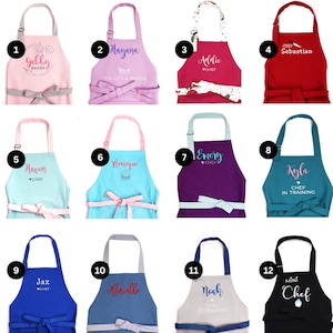 Pu&ograve; includere: Collezione di grembiuli personalizzati in vari colori, tra cui rosa, viola, rosso, blu e nero. Ogni grembiule presenta un nome e la parola "Chef" o "Baker", alcuni includono testo aggiuntivo come "Mini Chef" o "Chef in Training".