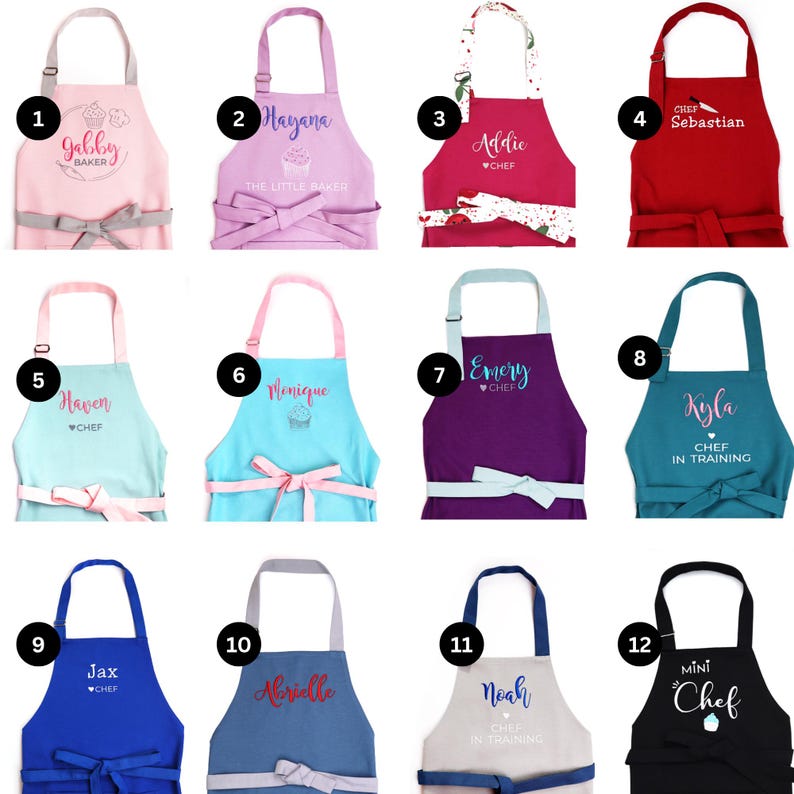 Pu&ograve; includere: Collezione di grembiuli personalizzati in vari colori, tra cui rosa, viola, rosso, blu e nero. Ogni grembiule presenta un nome e la parola "Chef" o "Baker", alcuni includono testo aggiuntivo come "Mini Chef" o "Chef in Training".
