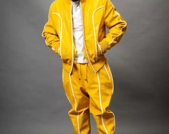 Chándal de cuero amarillo para hombre: conjunto de moda urbana