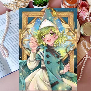 Puede incluir: Ilustración de estilo anime de un personaje con un atuendo turquesa y blanco, sosteniendo un pincel. El personaje tiene el pelo verde y está sobre un fondo enmarcado en oro. La obra de arte está rodeada de perlas y un libro.