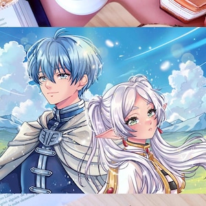 Op de afbeelding: Anime-stijl illustratie van twee personages met blauw en wit haar, tegen een achtergrond van wolken, bergen en een blauwe lucht. De personages dragen fantasiekleding, waarvan één een cape.