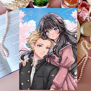 Peut inclure: Illustration de style anime d'un couple, sur fond de ciel avec des fleurs de cerisier. La femme porte un uniforme rose et l'homme un uniforme scolaire noir. L'œuvre est entourée de perles et d'un livre.