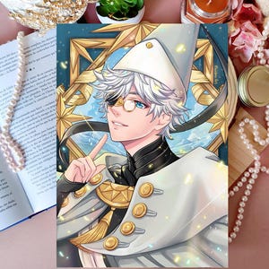 Puede incluir: Ilustración de estilo anime de un personaje con cabello blanco, ojos azules y un atuendo blanco y dorado. El personaje lleva un sombrero blanco y un monóculo. El fondo presenta un marco dorado y estrellas.