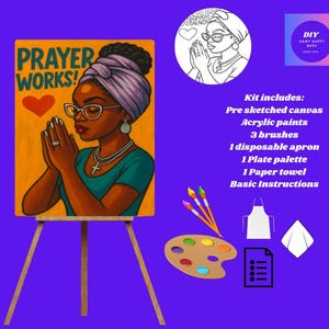 以下が含まれることがあります： 祈る女性と「Prayer Works!」の文字が描かれた下絵付きキャンバスを使用した、DIYペイントパーティーキット。アクリル絵の具、ブラシ、使い捨てエプロン、プレートパレット、ペーパータオル、基本的な手順が含まれています。