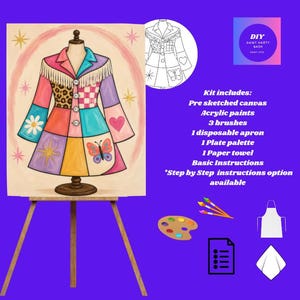 Può includere: Un kit di pittura fai-da-te con tela pre-disegnata su cavalletto che mostra una giacca patchwork colorata con frange, stampa leopardata, cuori e farfalle. Include colori acrilici, 3 pennelli, un grembiule, tavolozza, carta assorbente e istruzioni.