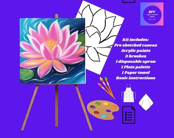 Op de afbeelding: DIY-verfset voor een feestje met een voorgestreken canvas van een roze waterlelie op een blauwe achtergrond. De set bevat acrylverf, kwasten, een wegwerpschort, een palet van een bord, een papieren handdoek en basisinstructies.
