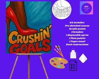 Könnte beinhalten: Ein DIY-Malkit für eine Party mit einer vorgeskizzenen Leinwand, die einen roten High-Heel-Schuh zeigt, der auf die Worte "Crushin' Goals" tritt. Das Kit enthält Acrylfarben, Pinsel, eine Einweg-Schürze, eine Tellerpalette, ein Papiertuch und grundlegende Anweisungen.
