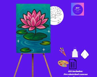Op de afbeelding: Een doe-het-zelf schilderfeestpakket met een voorgeschetst canvas met een roze lotusbloem ontwerp, op een houten ezel. De kit bevat acrylverf, penselen, een palet, een schort en een doek, alles tegen een paarse achtergrond.