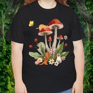 Maglietta con funghi e gatti rossi, maglietta con gattino con funghi carini, maglietta con farfalle floreali, regalo per gli amanti della natura dei boschi, maglietta con animali stravaganti,