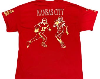 チーフスの金と赤のTシャツ、マホームズとケルシー、マクダフィー