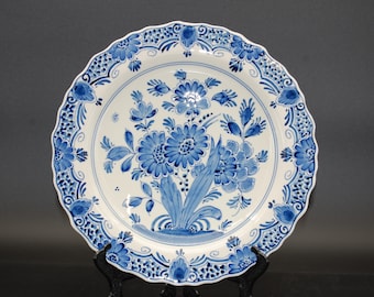 Assiette murale Royal Delft – Décor floral bleu et blanc, peinte à la main, Hollande, Ø 29,5 cm